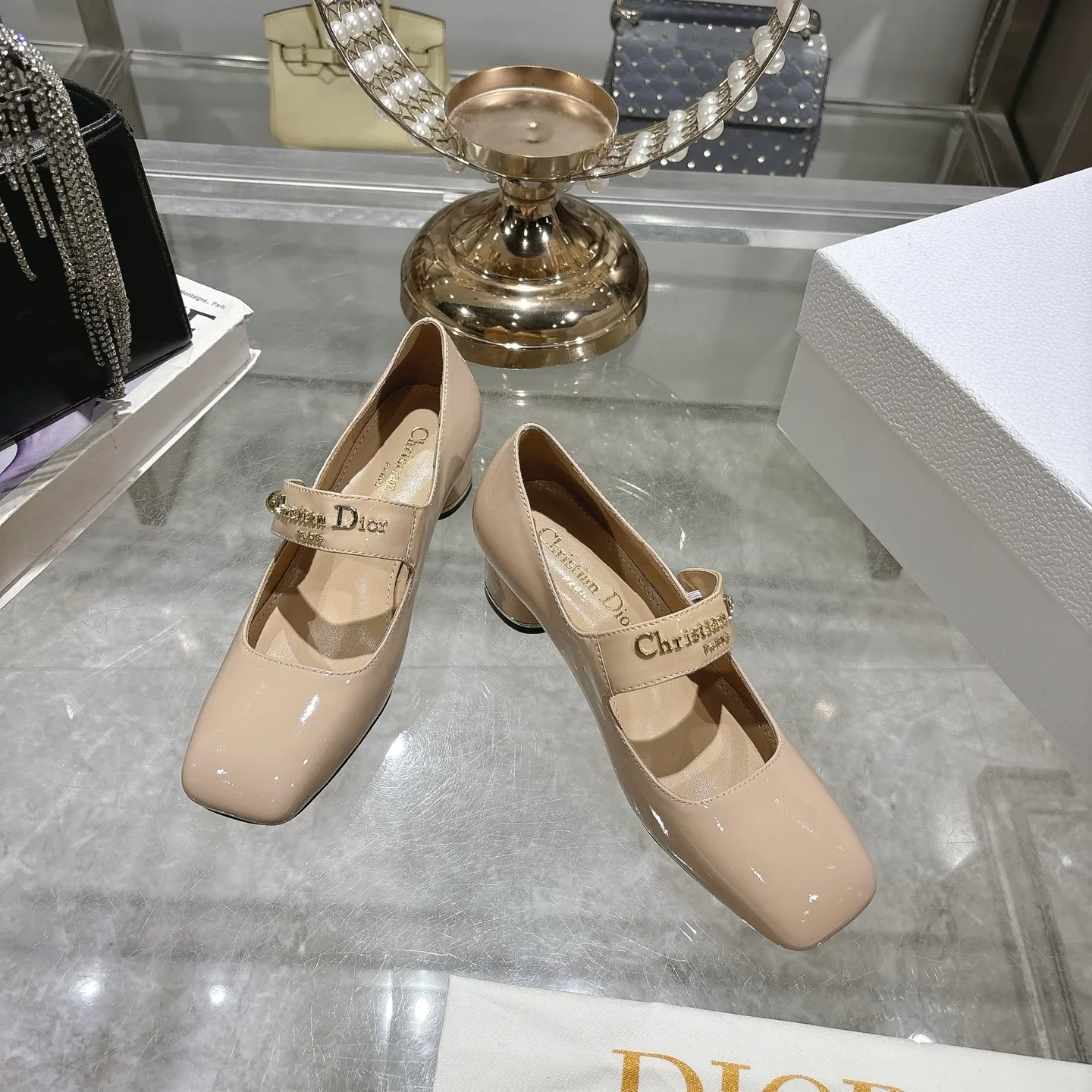 💕💕Factory direct selling price p560💕💕 💕25ss early spring new Dior Dior D-My hardware letter square toe high heels 👠This My Dior high heels are a new product in the 2025 spring and summer ready-to-wear series, showing exquisite elegance. Carefully crafted from cow leather, it is embellished with gold buckles and a metallic Christian Dior Paris logo, making it highly recognizable and highlighting Dior's extraordinary craftsmanship. Graphic style heels complement each other, making the fashionable design more elegant. Upper: cow patent leather. Inner foot pad: sheepskin. Sole: Italian genuine leather outsole. Heel height: 4cm 7.5cm. Size: 35-39 (34.40.41. Customized items are non-refundable)
